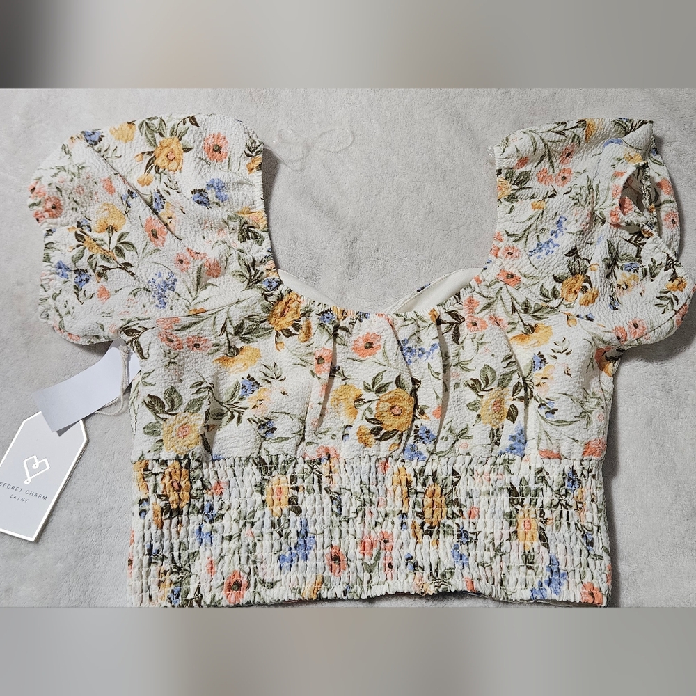 NWT Floral Cropped Puff Short Sleeve Top-Color- Natural/floral- Juniors Large - Picture 11 of 11